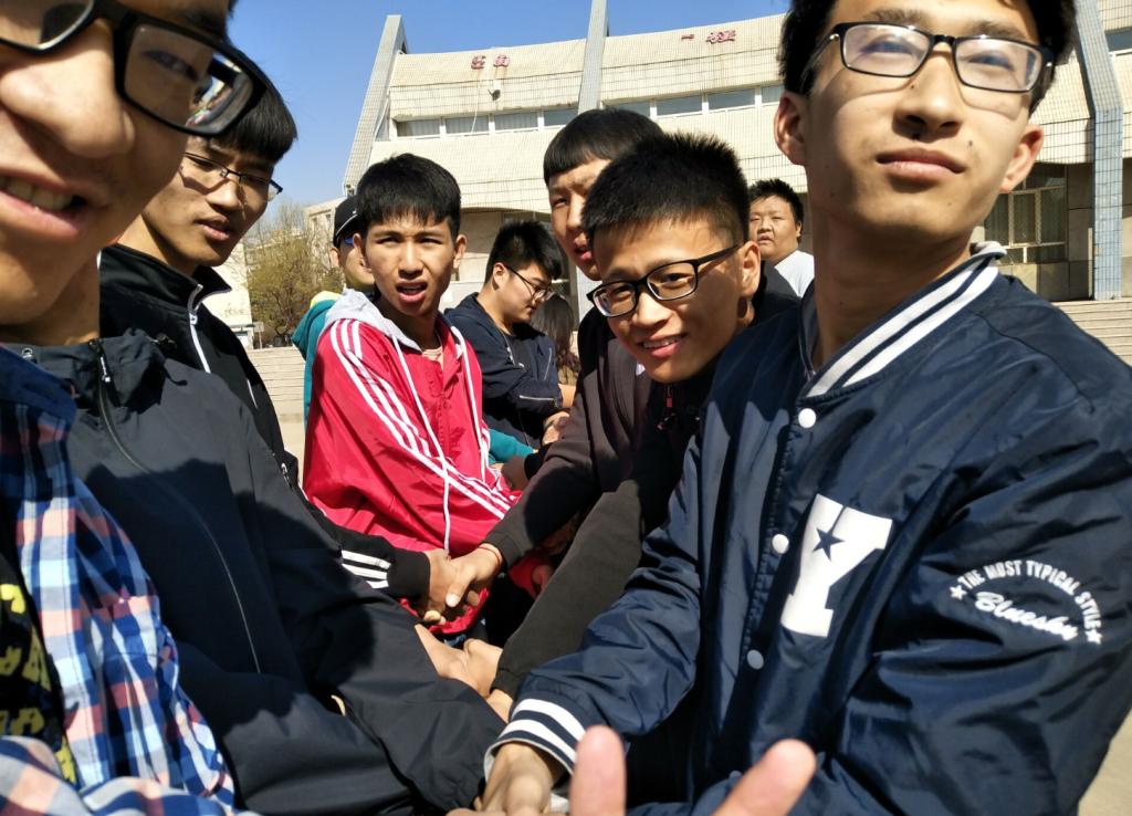 各个成员积极互动