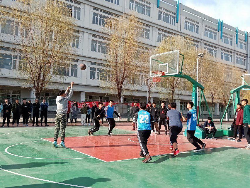 队员罚球进行时